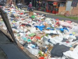 Warga dan Pedagang di Jalan Bangka Resah, Tumpukan Sampah Dua Hari Tak Diangkut