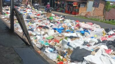 Warga dan Pedagang di Jalan Bangka Resah, Tumpukan Sampah Dua Hari Tak Diangkut