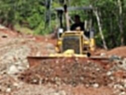 Peningkatan Infrastruktur: Satgas TMMD Ke-123 Kodim 0407/Bengkulu Melakukan Pengerasan  Jalan di Desa Tengah Padang 