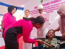 Ketua Umum Bhayangkari Salurkan 5.000 Paket Bansos, Gelar Bakti Kesehatan dan Religi di Ende, NTT