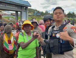 HUT Kabupaten Paniai, Ops Damai Cartenz dan Polres Paniai Berbagi Keceriaan di Tradisi Bakar Batu