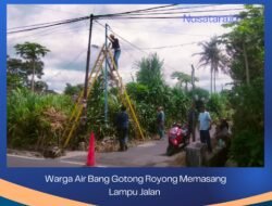 Gotong Royong Warga Rampungkan Pemasangan Lampu Jalan di RT 08 RW 03 Kelurahan Air Bang