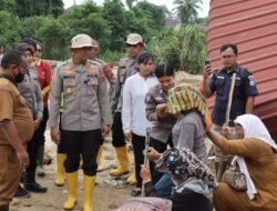 Polwan Tapteng Lupakan Selamatkan Harta Demi Evakuasi Tetangga dari Longsor