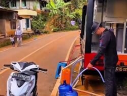 Brimob Polda Bengkulu Distribusikan Ai Bersih di Sumatra Barat, Turunkan Mobil Water Treatment untuk Korban Bencana