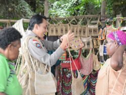 Personel Ops Damai Cartenz Dukung Produk Lokal Papua Lewat Aksi Belanja UMKM di Timika