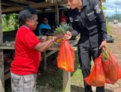 Aksi Nyata Satgas Ops Damai Cartenz Dukung Ekonomi Mama-Mama Papua Lewat Belanja Buah Lokal