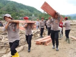 Polres Gayo Lues, Polsek Rikit Gaib dan Brimob bersama Warga Gotong Royong Siapkan Jembatan Darurat Pasca Banjir Bandang di Penomon Jaya