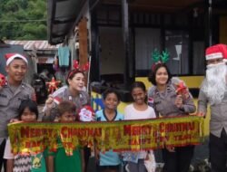 Satgas Humas Ops Damai Cartenz Bagikan Bingkisan Natal kepada Anak-anak di Jayapura