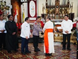Tinjau 2 Gereja, Kapolri Pastikan Pengamanan dan Pelayanan Misa Malam Natal