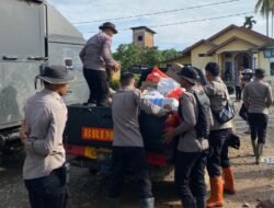 Satbrimob Polda Jambi Turun Langsung Salurkan Bantuan Kemanusiaan untuk Korban Banjir dan Longsor di Agam