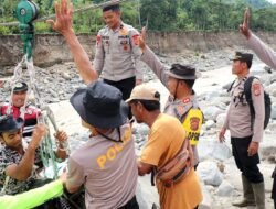 Polres Bener Meriah dan Brimob Pasang Tali Sling, Pulihkan Akses Warga Pasca Bencana di Bener Meriah dan Aceh Tengah