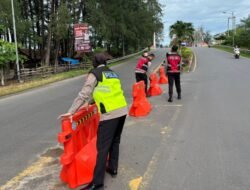 Jelang Malam Tahun Baru 2026, Satgas Kamseltibcarlantas dan Preventif Lakukan Pemasangan Barier