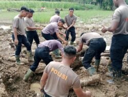 Tim SAR Resimen II Pasukan Pelopor Bantu Pencarian dan Pemulihan Infrastruktur Pascabanjir di Agam