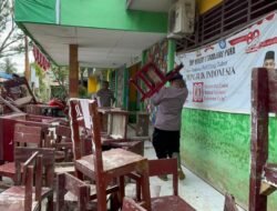 POLRI MELALUI BRIMOB POLDA SUMUT MEMBANTU PEMBERSIHAN PASCA BENCANA BANJIR YANG MERENDAM SMP NEGERI 1 TANJUNG PURA
