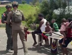 Sentuhan Humanis Satgas Damai Cartenz di Sinak Dengan Bagikan Makanan Ringan kepada Warga