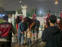 Polisi Berkuda Polsatwa Patroli di Monas, Warga Antusias hingga Foto Bareng