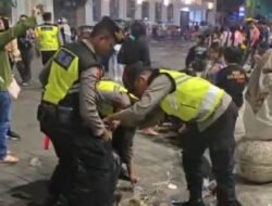 Aksi Humanis Polisi, Punguti Sampah Usai Perayaan Tahun Baru di Yogyakarta