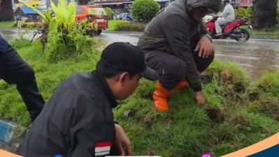 Wali Kota Bengkulu Turun Langsung Bersihkan Drainase Tersumbat Sampah di Jalan Ahmad Yani