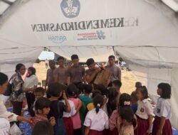 Brimob Polda Sumut Bersama Dinas Pendidikan Tapanuli Tengah Salurkan Bantuan Perlengkapan Sekolah ke Sekolah Darurat