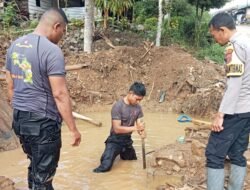 Gotong Royong Pascabanjir, Polri Pulihkan Drainase Tersumbat dan Gorong-gorong di Rusip Antara
