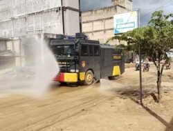 Water Cannon Disemprotkan di Jalan Lintas Aceh Selatan, Polri Minimalisir Debu Pasca Banjir