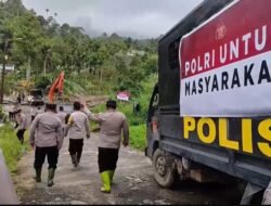 Di Tengah Lumpur dan Harapan, Polri Bersama Warga Buka Akses Jalan Kampung Setie Pascabencana