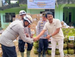 Tim SAR Brimob BKO Polda Sumbar Lakukan Pencarian Korban dan Salurkan Bantuan Banjir di Palembayan