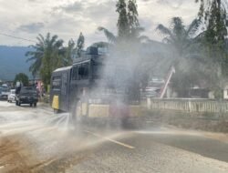Cegah Risiko ISPA, Polres Aceh Selatan Terjunkan Water Cannon Bersihkan Debu Sisa Banjir