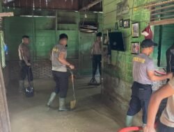 Brimob Polda Sumut Gotong Royong Bersihkan Rumah Warga Terdampak Banjir dan Longsor di Tapanuli Tengah