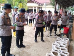 Manfaatkan Lumpur Banjir, Kapolda Aceh Serahkan Ribuan Karung Tanam Untuk Masyarakat Aceh Tamiang