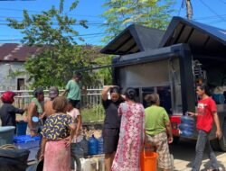 Brimob Polda Sumut Distribusikan Air Bersih ke Desa Sibuluan Nauli Pascabencana