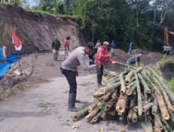 Gotong Royong Menahan Longsor: Polsek Kute Panang dan Warga Lukup Sabun Barat Bersatu Menjaga Jalan Kehidupan