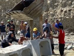 Polri-TNI Terus Lakukan Penanganan Banjir Donggala, Akses Jalan Mulai Dibuka dan Pembersihan Rumah Warga Digencarkan