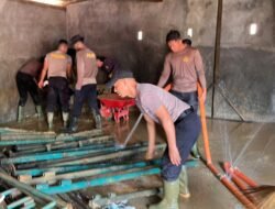 Brimob Polda Sumut Laksanakan Gotong Royong Pembersihan Rumah dan Gudang Warga Terdampak Bencana