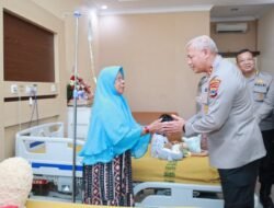 Bertemu Saat Banjir Rob Sei Tabuk, Kapolda Kalsel Berikan Bantuan Biaya Pengobatan Anak Yatim Piatu Korban Laka Lantas