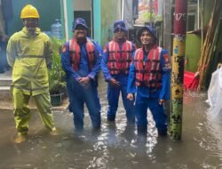 Banjir Rendam Sejumlah Ruas Jalan Jakarta, Brimob–Lantas–Polair PMJ Bergerak Cepat, Polri Siagakan 128.247 Personel Secara Nasional