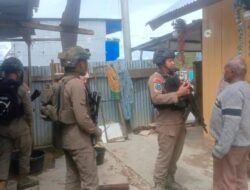 Personel Brimob Ops Damai Cartenz Gelar Patroli dan Sambang Humanis di Kampung Aikai