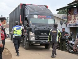 DEN K9 SAR DITPOLSATWA KORSABHARA BAHARKAM POLRI PERKUAT PENANGANAN BENCANA LONGSOR DI PASIRLANGU