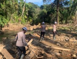 Pulihkan Pasca-Banjir Bandang, Tim SAR Resimen II Pasukan Pelopor Bersihkan Sungai di Agam