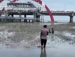 Respons Cepat Dit Polairud Polda Jatim Selamatkan Dua Anak Terjebak Lumpur di Wisata Kenjeran