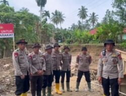 Sat Brimob Polda Sumbar Bangun Jembatan Darurat Penghubung Dua Nagari di Padang Pariaman