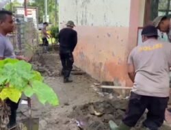 Pulihkan Sekolah Pascabanjir Bandang, Polres Bireuen Gotong Royong Bersihkan SD Negeri 11 Kutablang