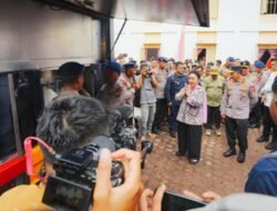 Tinjau Hunian Sementara Korban Bencana di Tapteng, Kapolri-Ketua Komisi IV Salurkan 16 Truk Bantuan Kemanusiaan