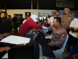 Momen Kapolri Ikut Donor Darah saat Hadiri Baksos HUT ke-53 Buruh KSPSI