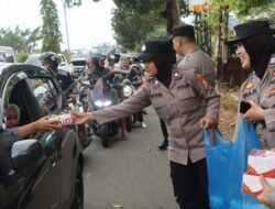 Ramadan Penuh Berkah, Polwan dan Polki Polda Bengkulu Turun Langsung Berbagi Takjil Gratis