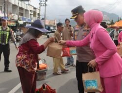 Polres Kepahiang Bersama Bhayangkari Bagikan 100 Takjil, Wujud Kepedulian Polri di Bulan Ramadhan