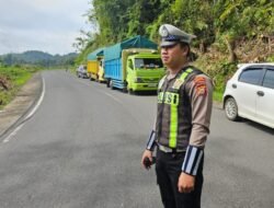 Polantas Sigap Amankan Pemangkasan Pohon di Perbatasan Kepahiang–Bengkulu Tengah