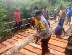 Wujud Kepedulian Polisi, Polsek Talo dan Warga Seluma Gotong Royong Perbaiki Jembatan Desa