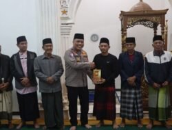 Kapolres Kepahiang Gelar Subuh Keliling dan Salurkan Bantuan kepada Warga Kurang Mampu di Desa Suro Lembak