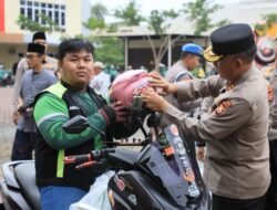 Kapolda Bengkulu Berbagi Berkah Sembako dan Stiker Hotline 110 kepada para Ojol di Kota Bengkulu